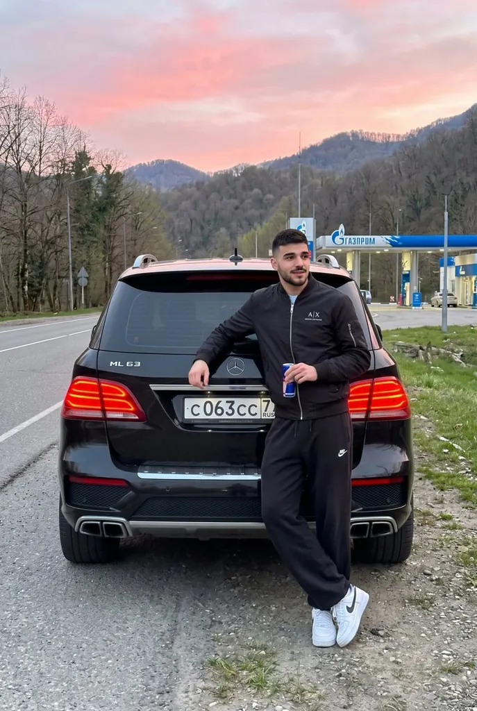 Фото парня на аву: ML63 на закате