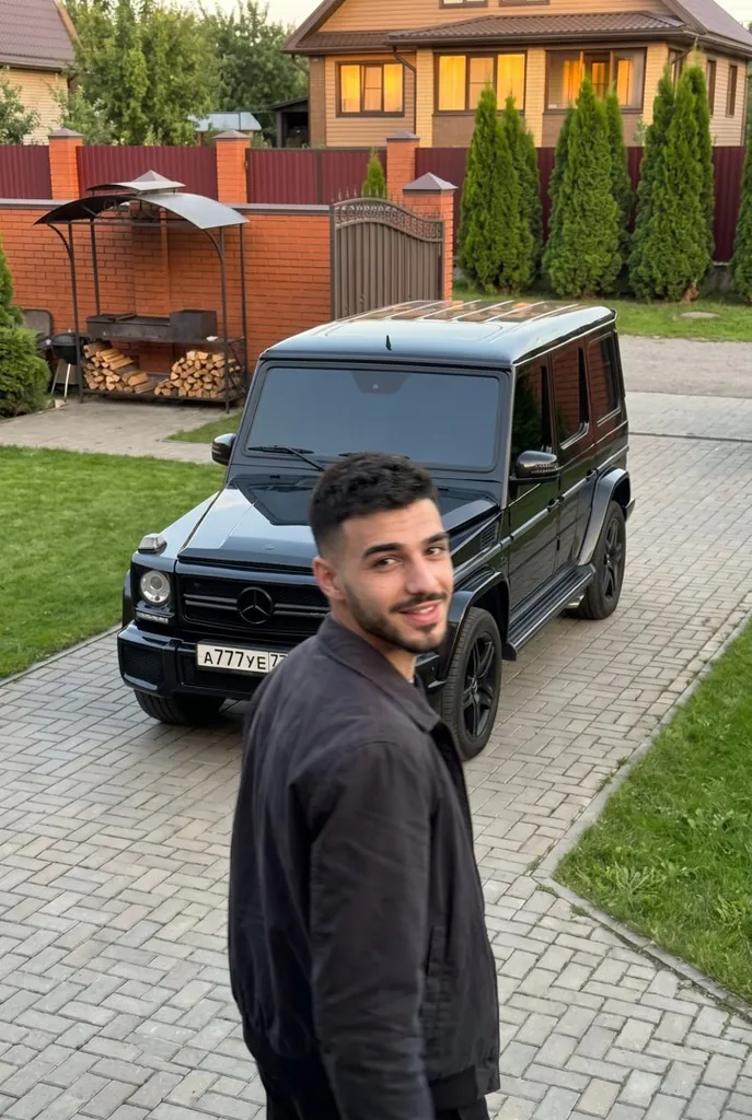 Фото парня на аву: Гелик у дома