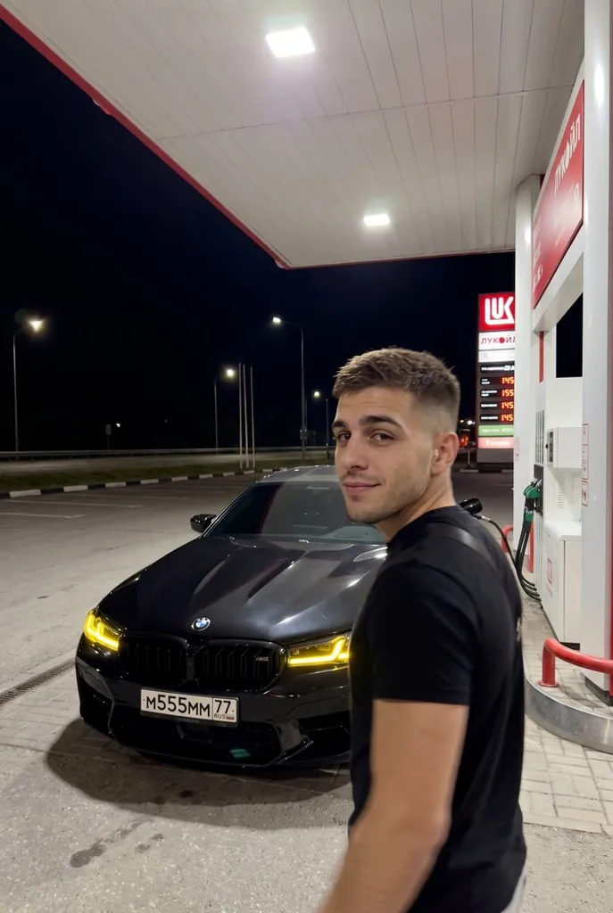 Фото парня на аву: Ночью через плечо
